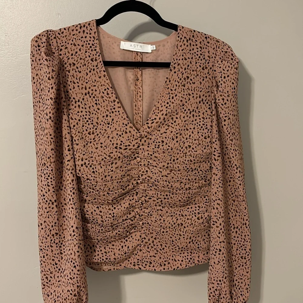 Astr the Label animal print v neck puff long sleeve top size L